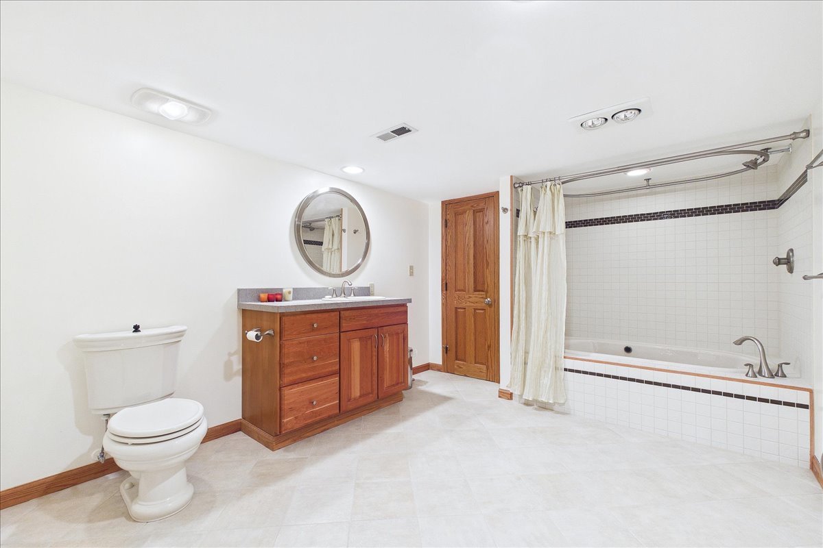 805 Furlong Drive, Libertyville, IL 60048