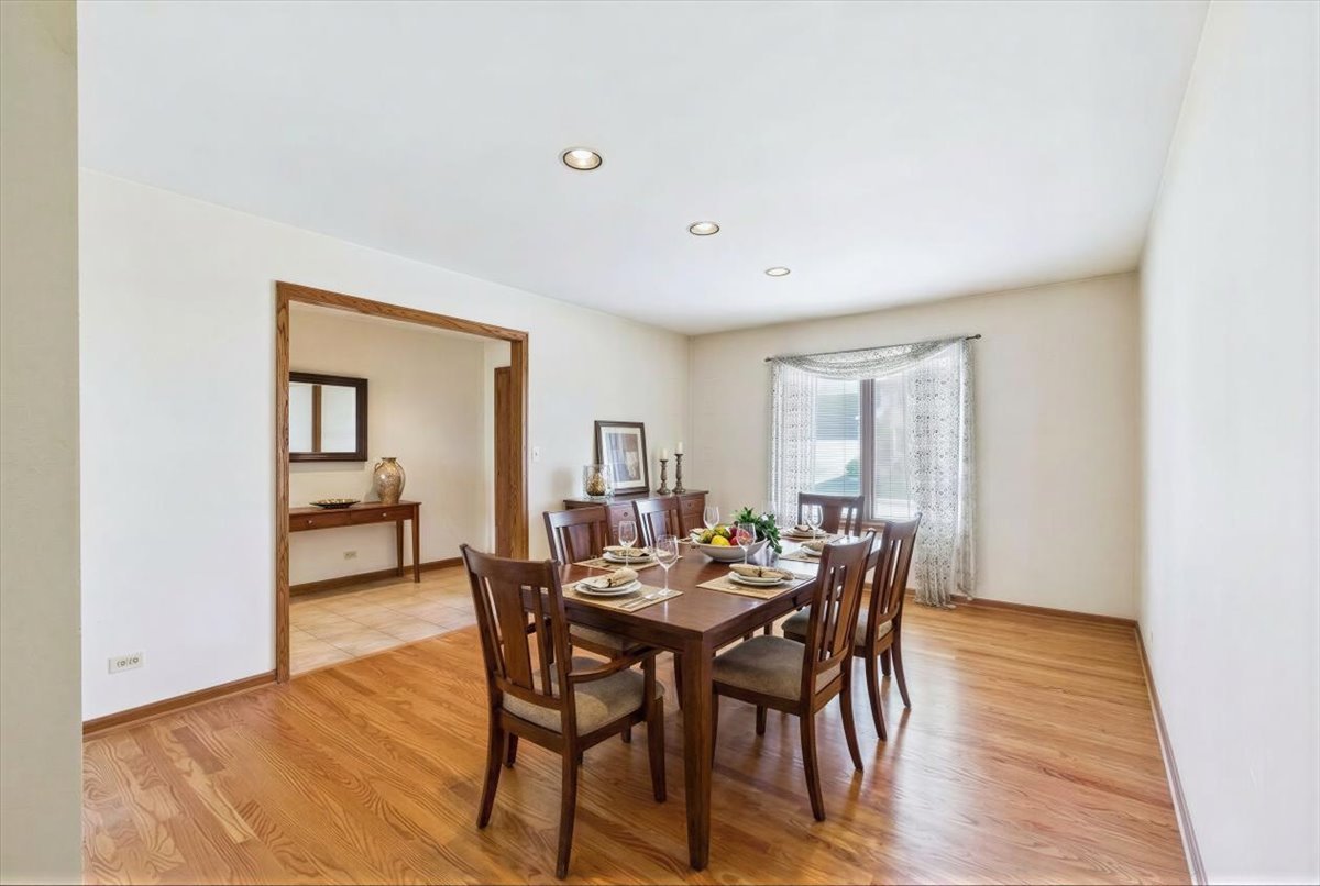 805 Furlong Drive, Libertyville, IL 60048