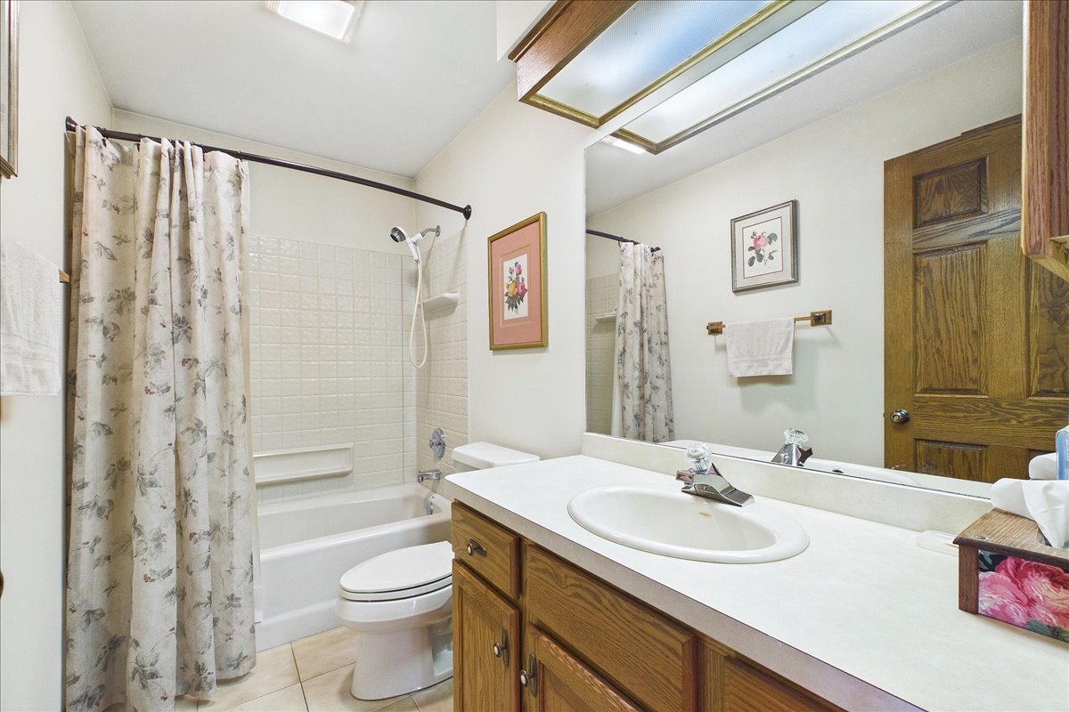 805 Furlong Drive, Libertyville, IL 60048