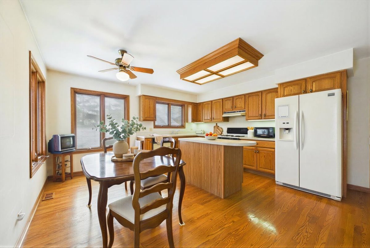 805 Furlong Drive, Libertyville, IL 60048