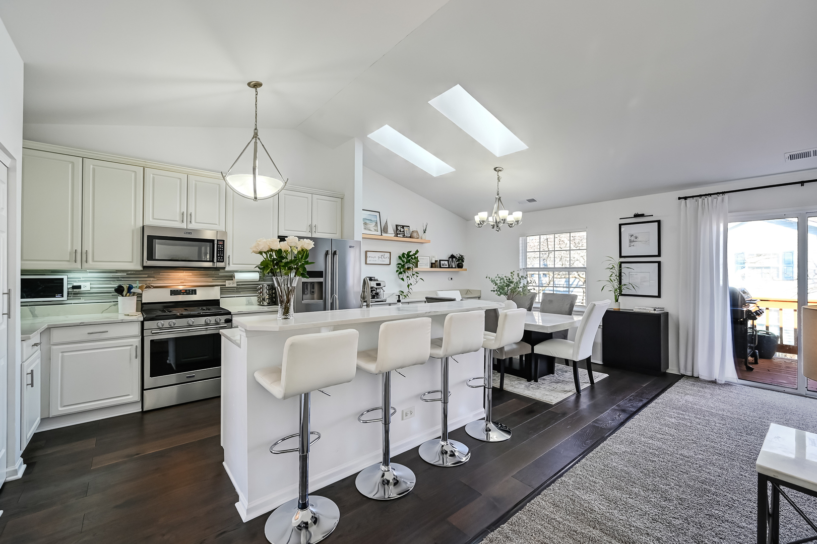 262 Waverly Court, Willowbrook, IL 60527