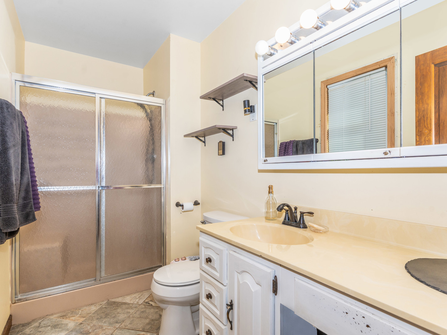 109 E Oak Knoll Drive, Hinckley, IL 60520