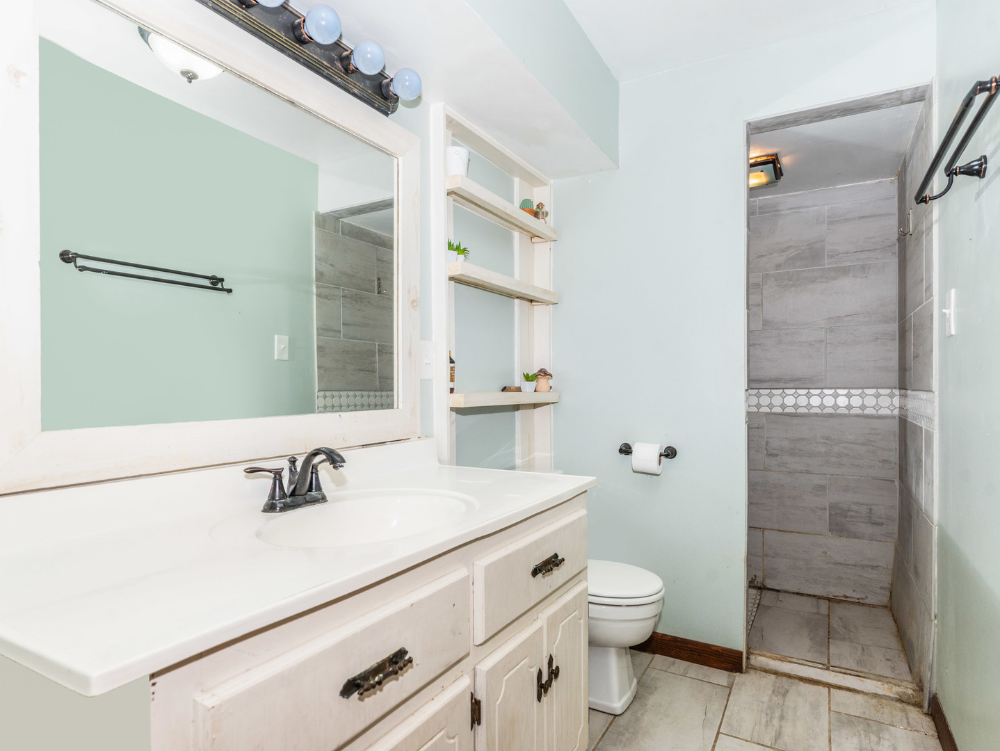 109 E Oak Knoll Drive, Hinckley, IL 60520