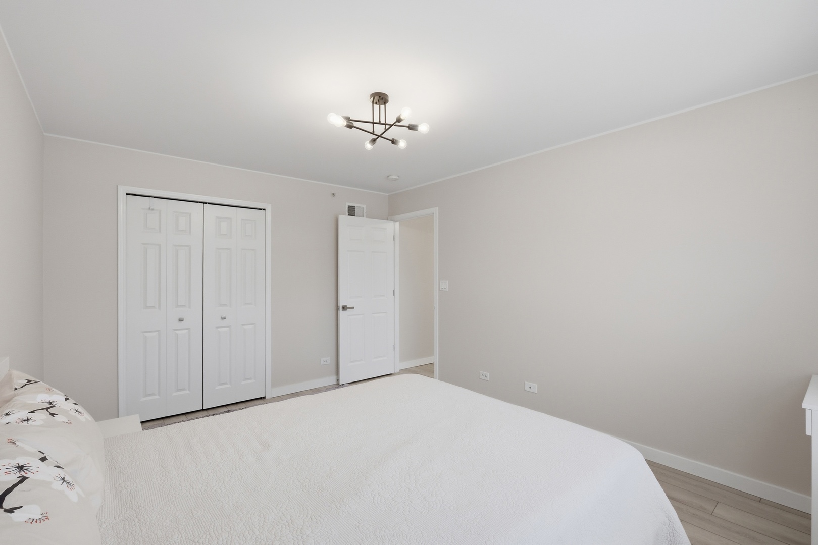 829 Linden Circle, Hoffman Estates, IL 60169