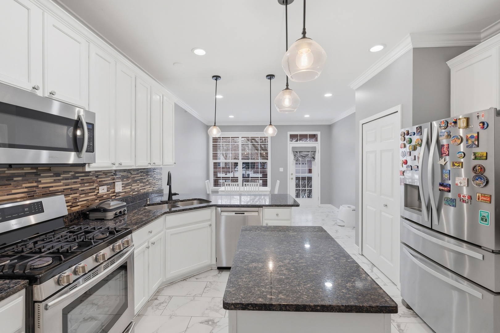 829 Linden Circle, Hoffman Estates, IL 60169