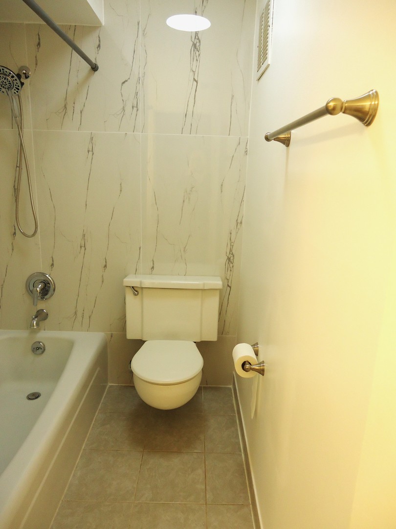 2818 Dundee Road #11A, Northbrook, IL 60062