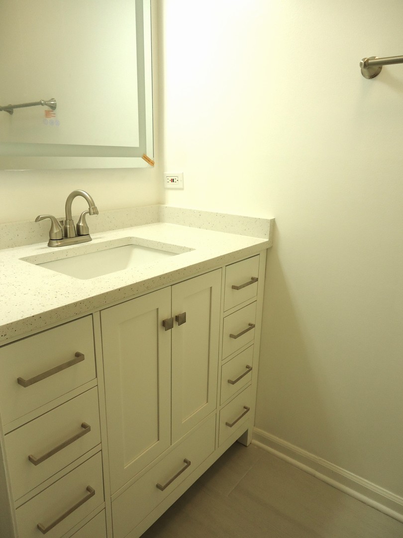 2818 Dundee Road #11A, Northbrook, IL 60062