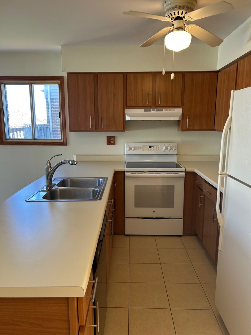 626 Terry Court #A, Roselle, IL 60172