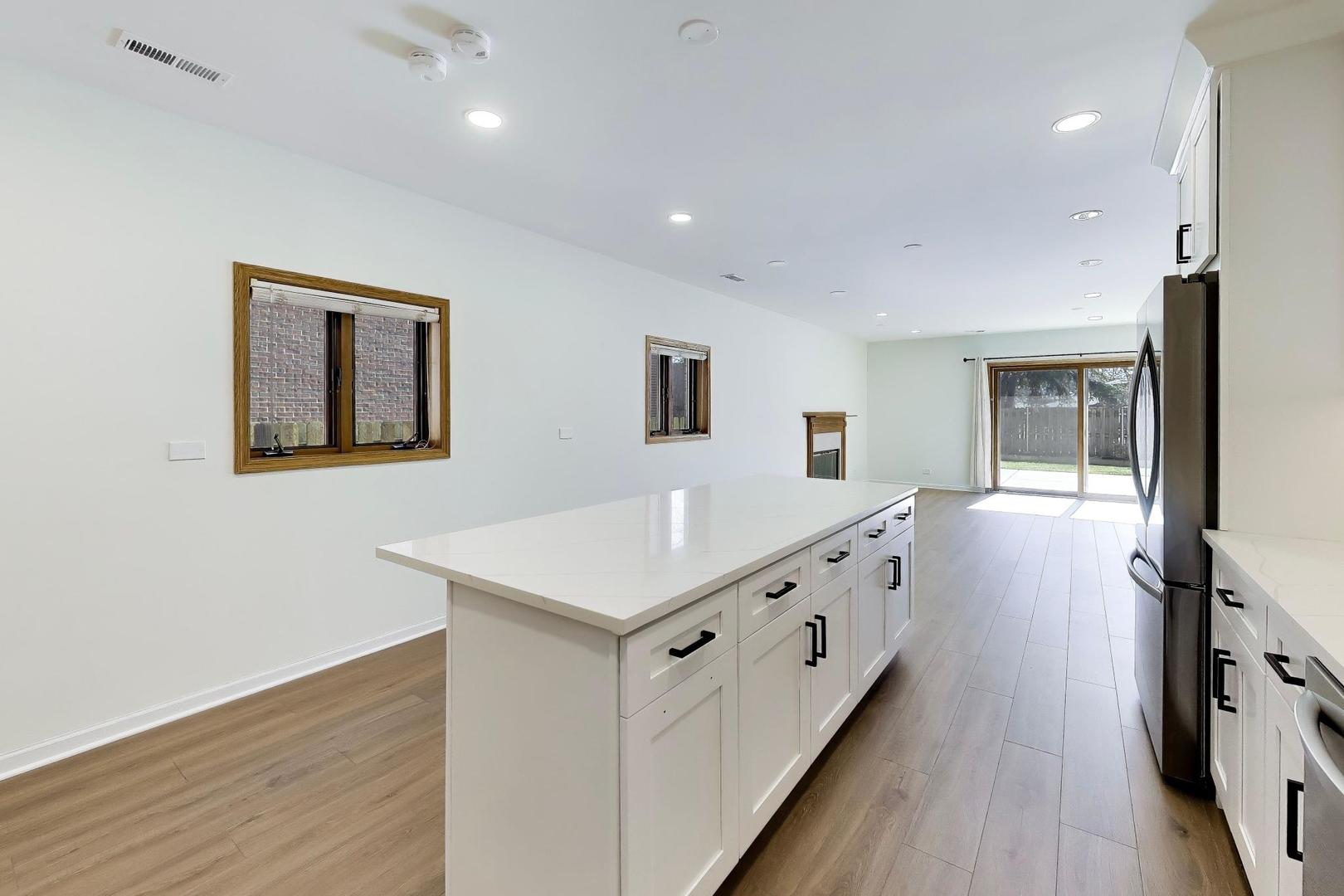 1209 E Davis Street #1, Arlington Heights, IL 60005