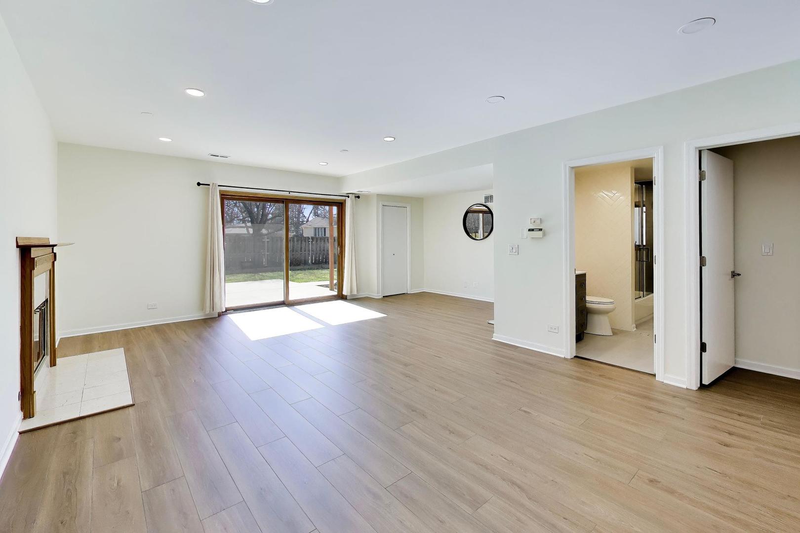 1209 E Davis Street #1, Arlington Heights, IL 60005