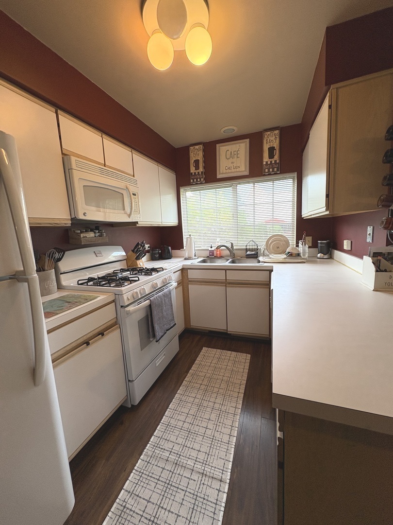 2038 College Green Drive, Elgin, IL 60123