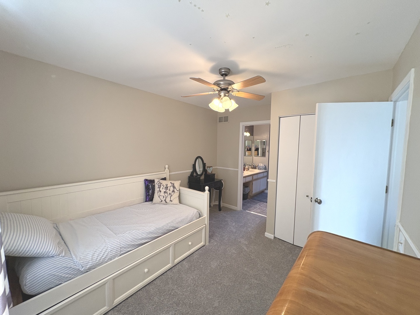 2038 College Green Drive, Elgin, IL 60123