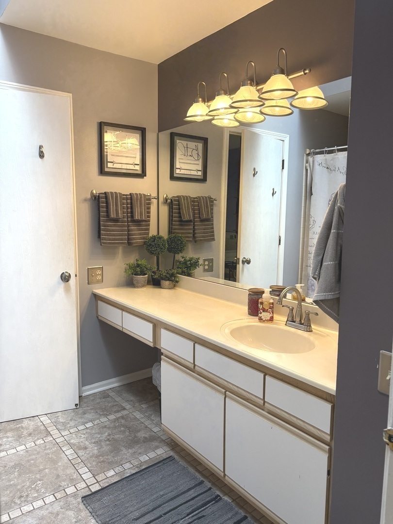 2038 College Green Drive, Elgin, IL 60123