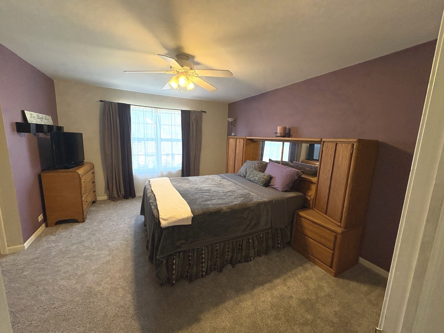 2038 College Green Drive, Elgin, IL 60123