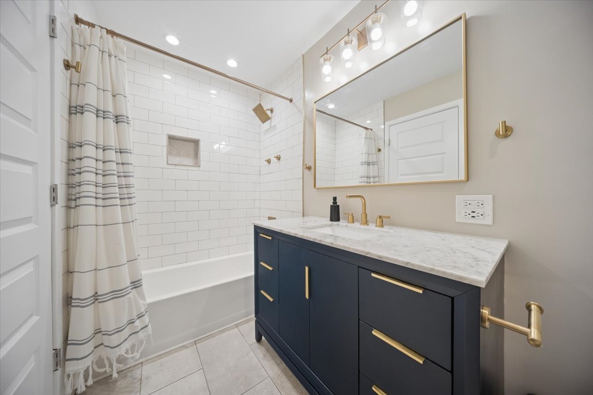 703 Westmere Road, Des Plaines, IL 60016