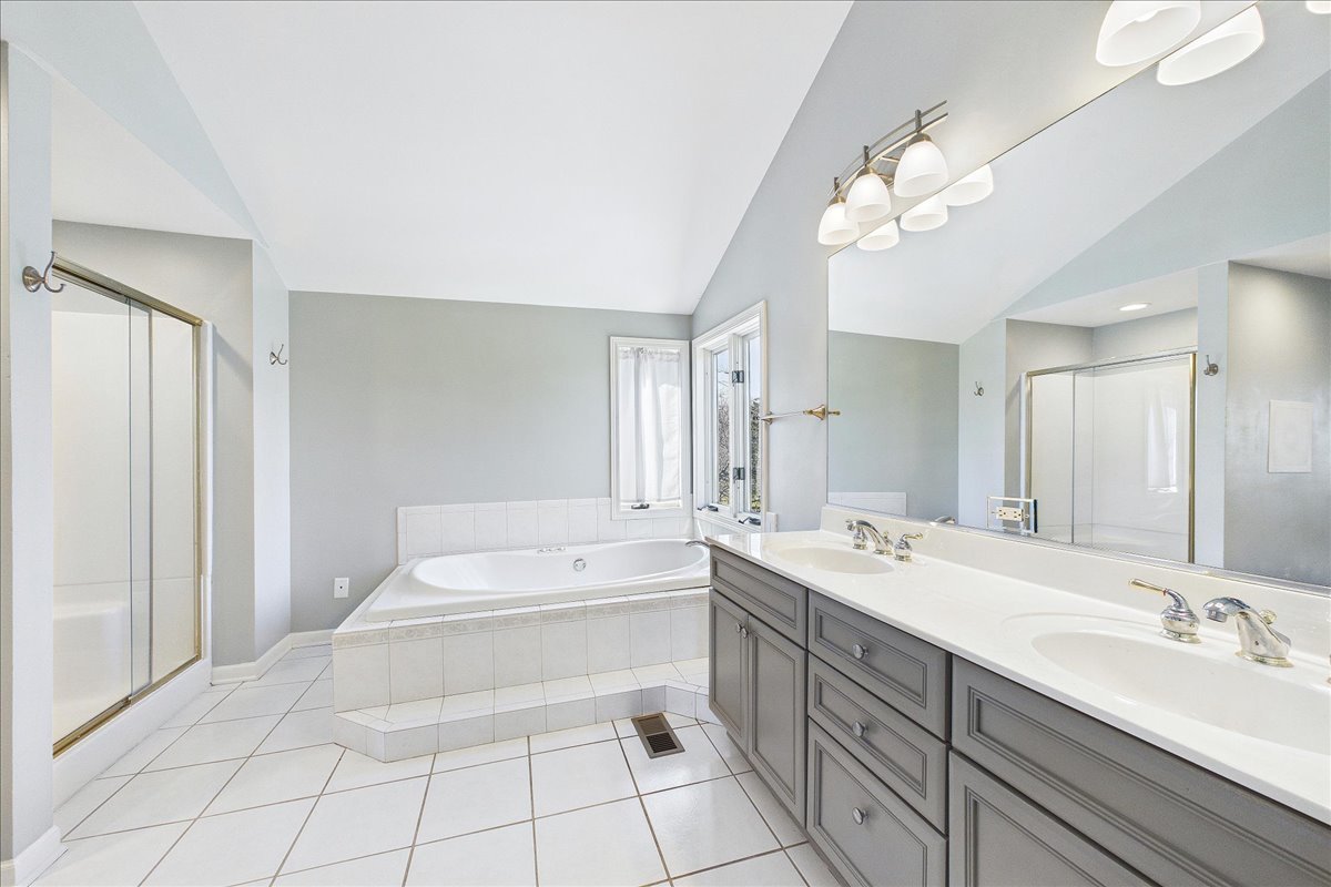 209 Mooregate Trail, Hawthorn Woods, IL 60047