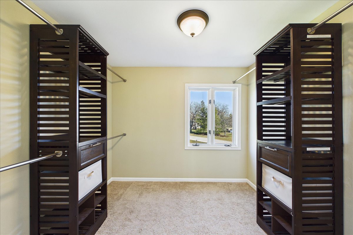 209 Mooregate Trail, Hawthorn Woods, IL 60047