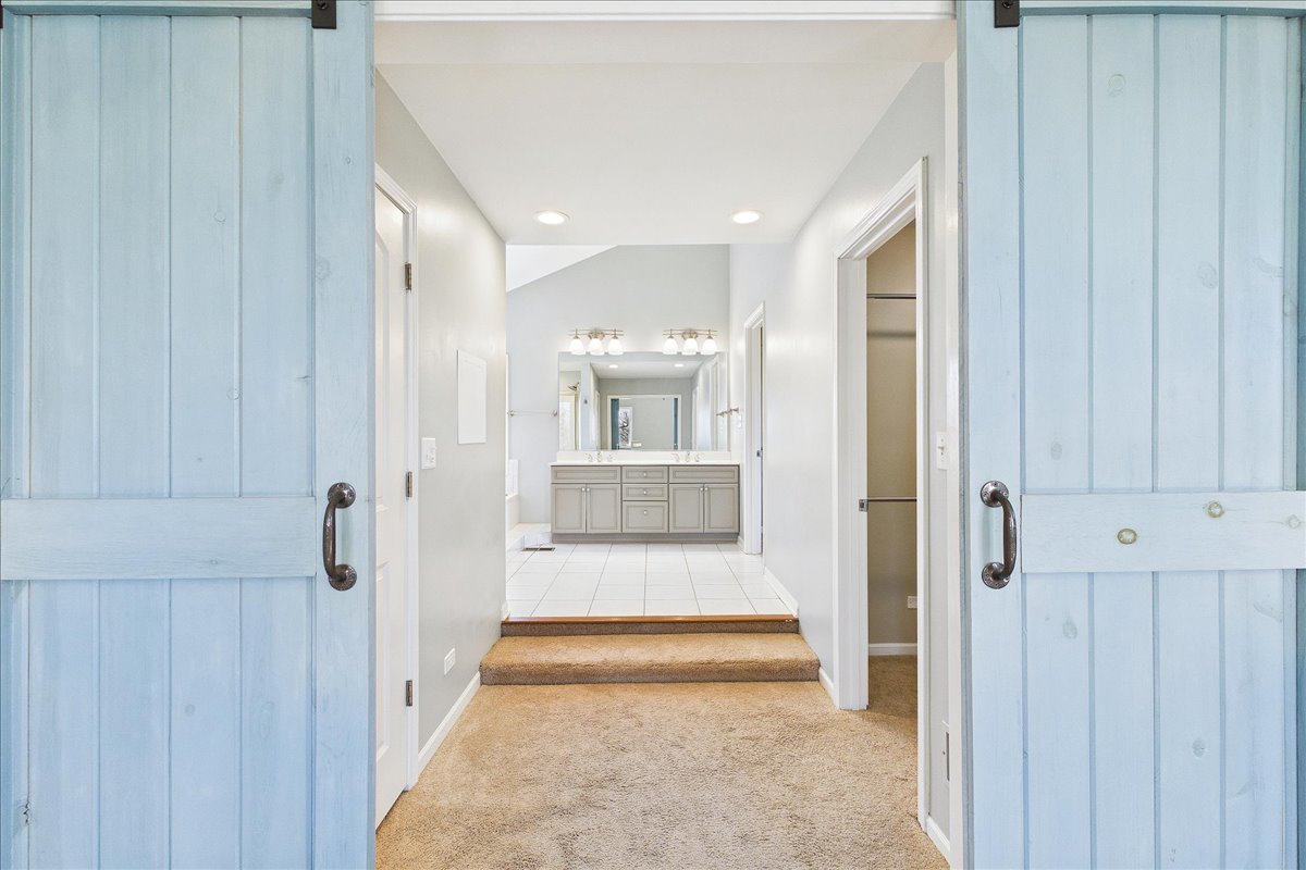 209 Mooregate Trail, Hawthorn Woods, IL 60047