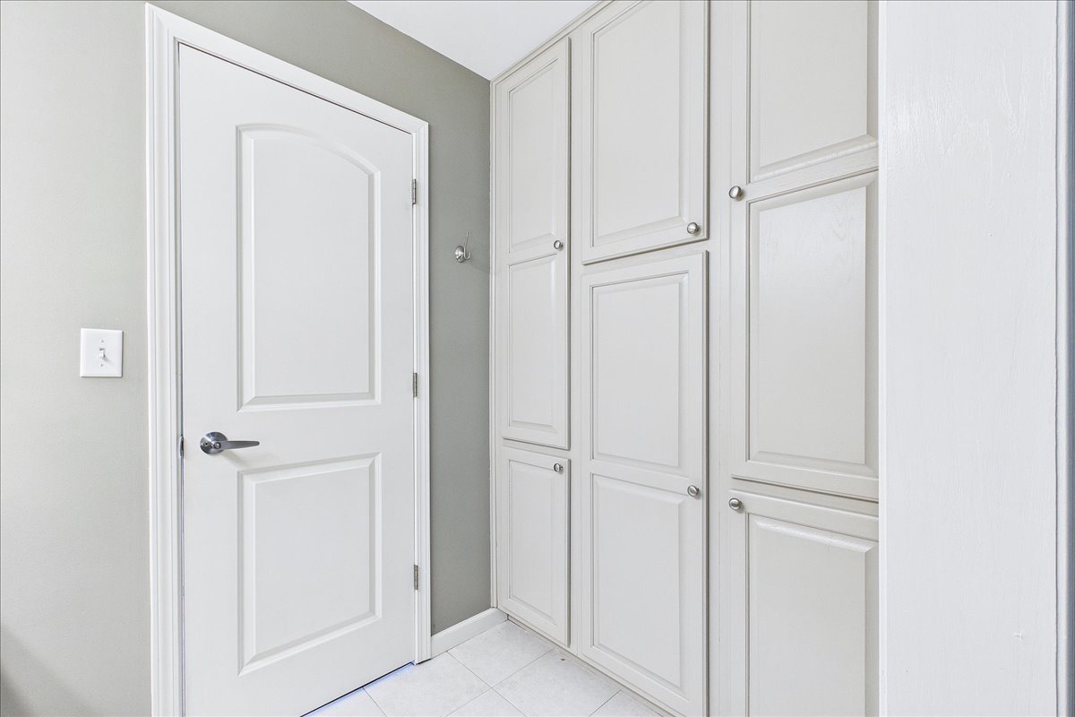 209 Mooregate Trail, Hawthorn Woods, IL 60047