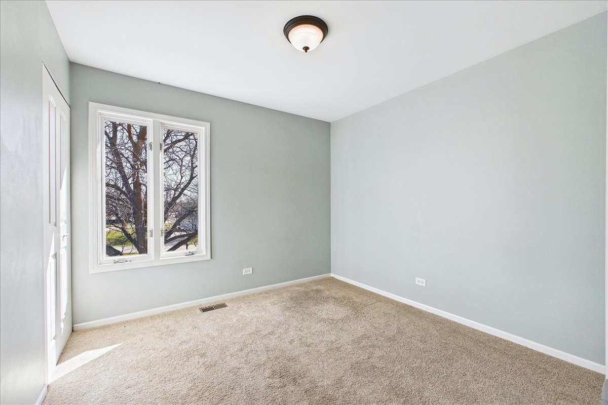 209 Mooregate Trail, Hawthorn Woods, IL 60047