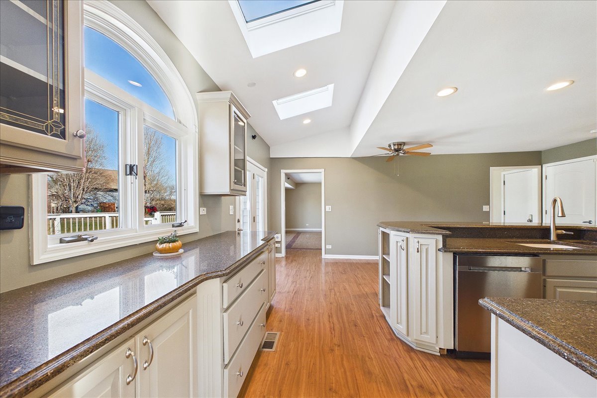 209 Mooregate Trail, Hawthorn Woods, IL 60047