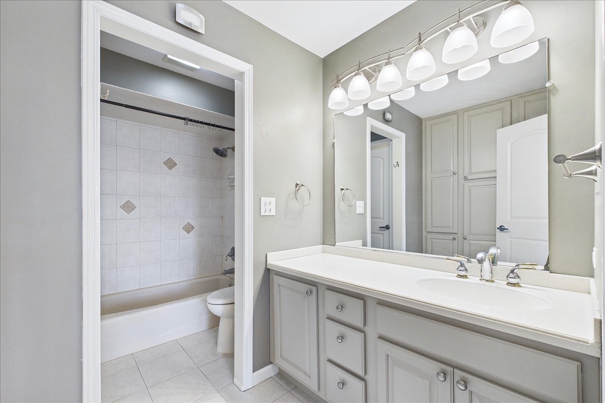 209 Mooregate Trail, Hawthorn Woods, IL 60047