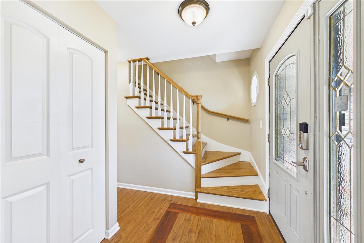 209 Mooregate Trail, Hawthorn Woods, IL 60047