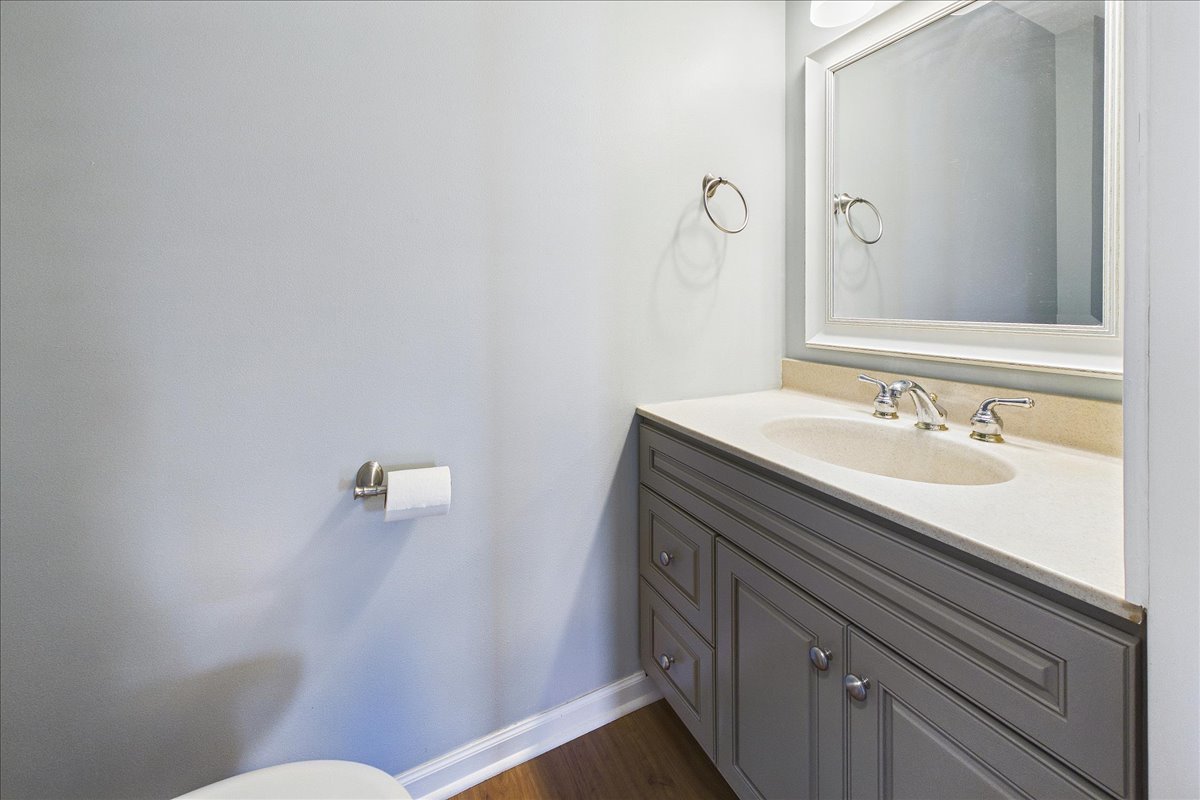 209 Mooregate Trail, Hawthorn Woods, IL 60047