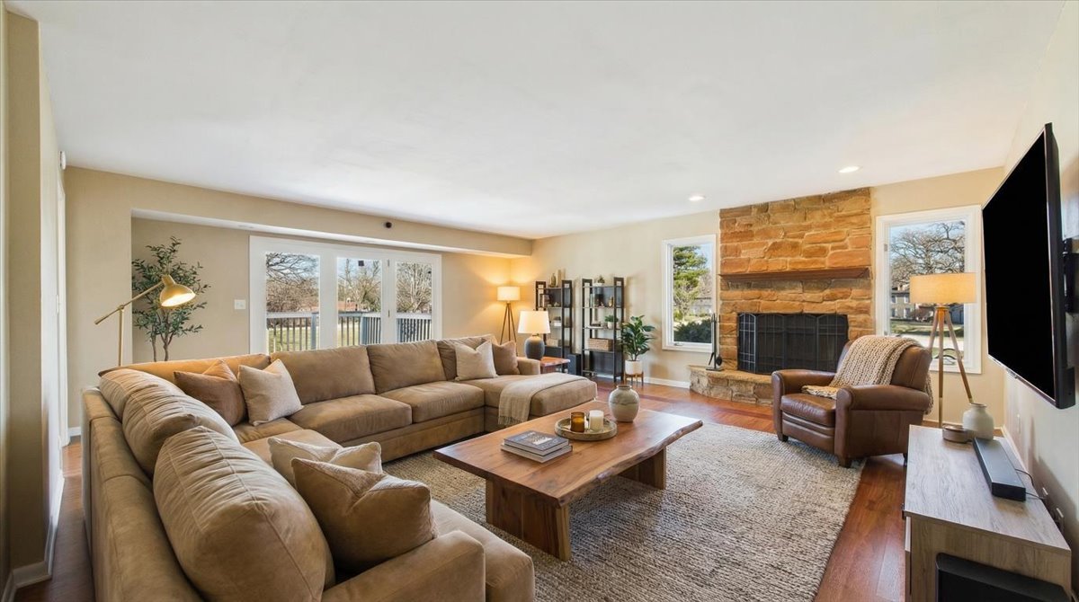 209 Mooregate Trail, Hawthorn Woods, IL 60047