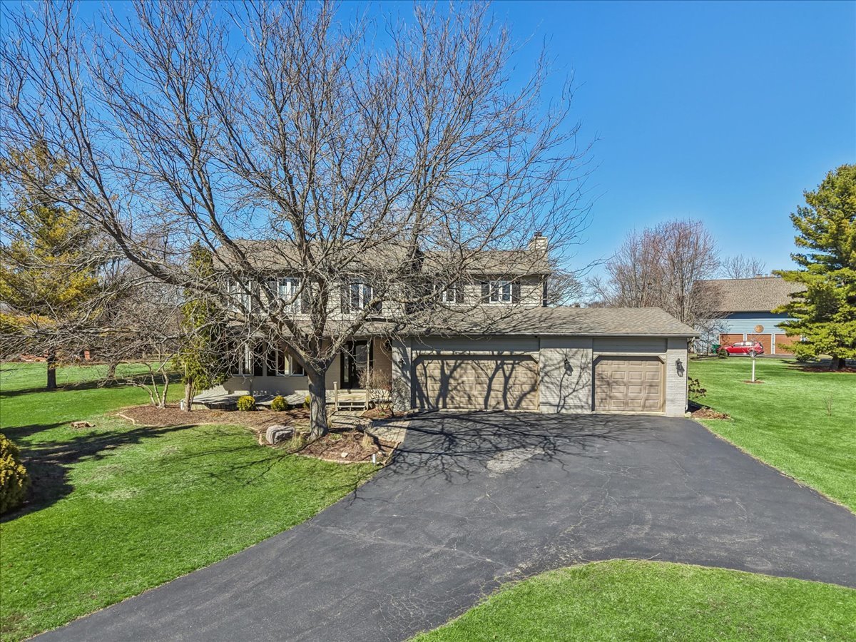 209 Mooregate Trail, Hawthorn Woods, IL 60047