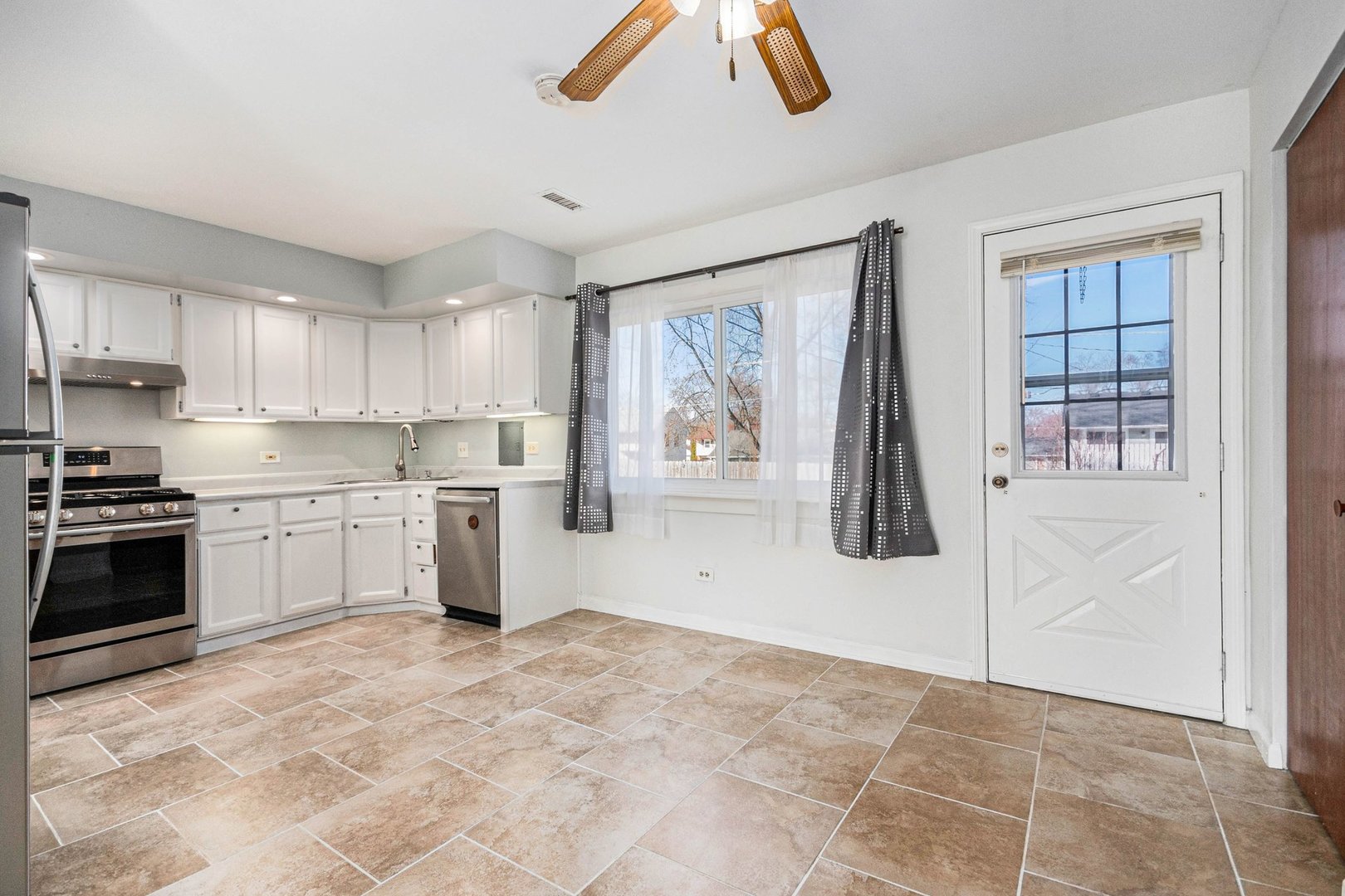 218 Mayfield Drive, Streamwood, IL 60107