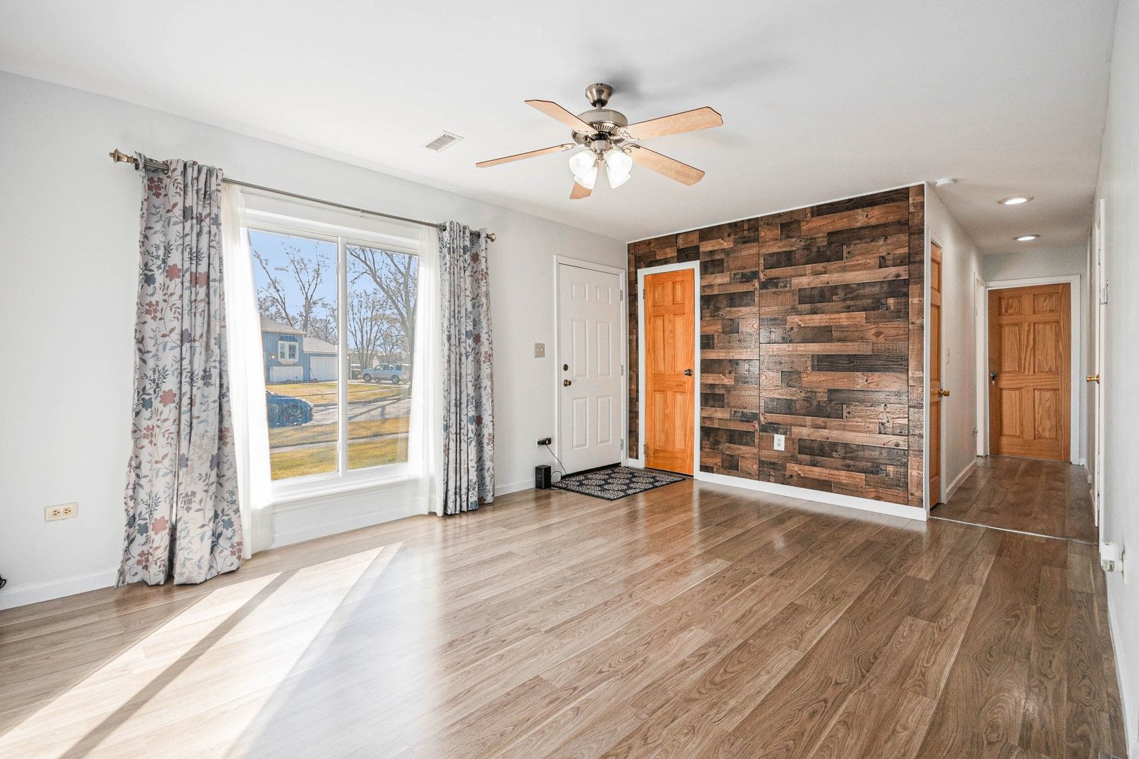 218 Mayfield Drive, Streamwood, IL 60107