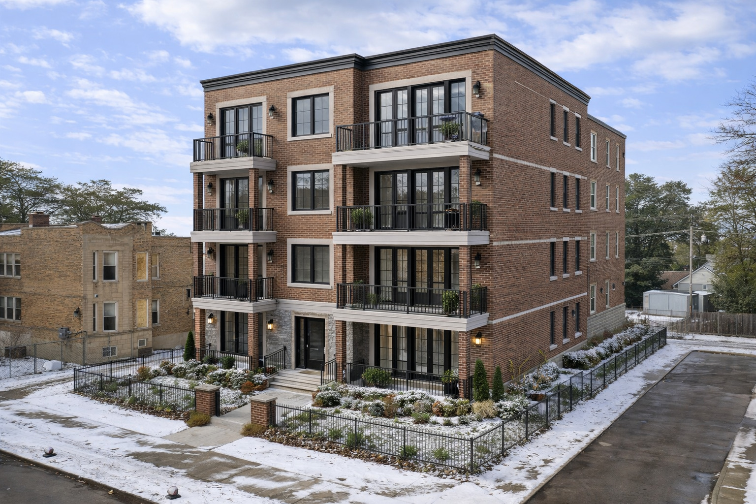 4300 W Gladys Avenue, Chicago, IL 60624