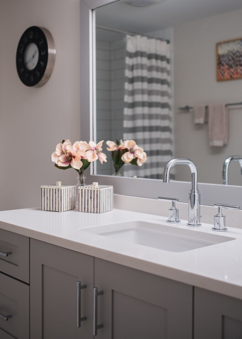 6555 Shabbona Road, Indian Head Park, IL 60525