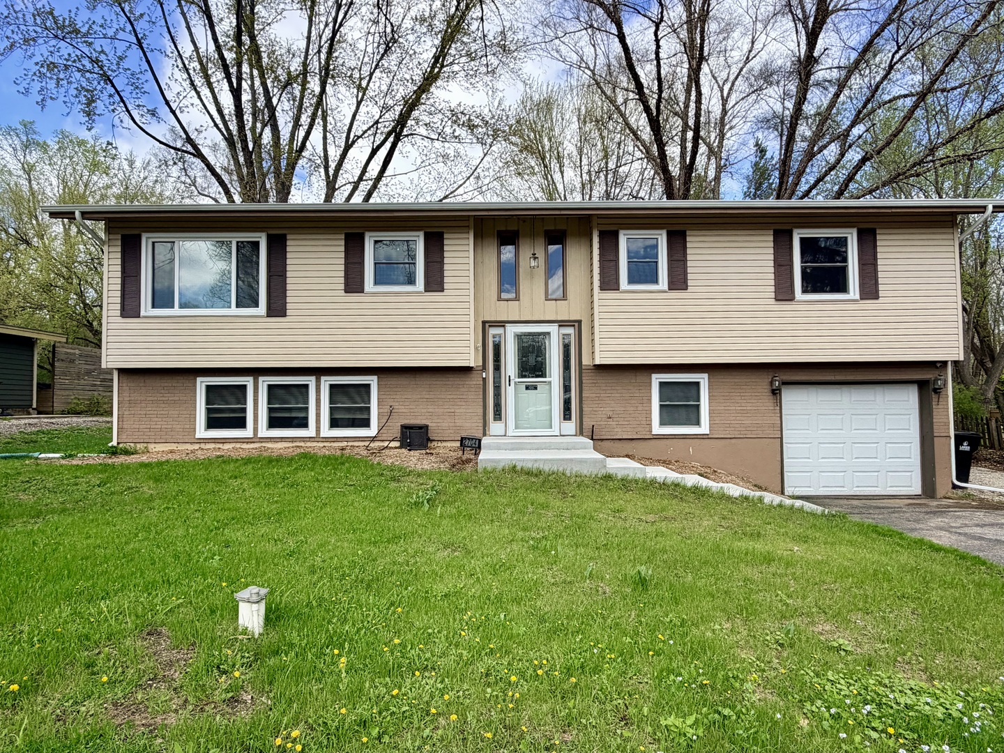 2704 Myang Avenue, McHenry, IL 60050