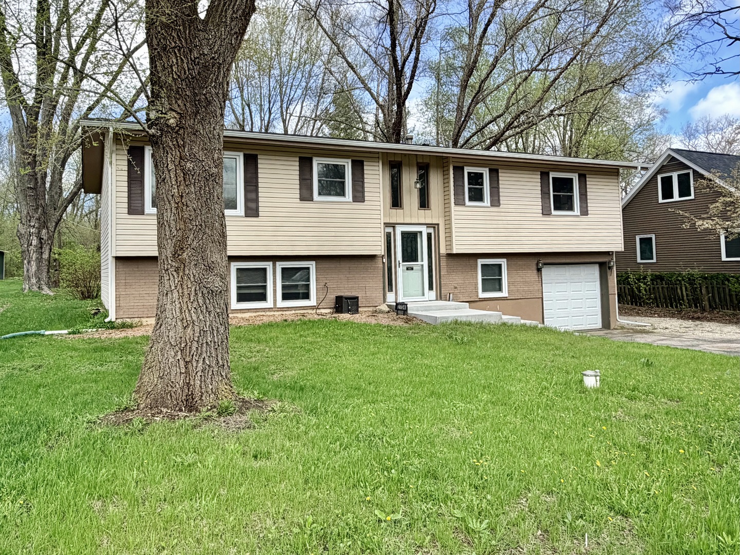 2704 Myang Avenue, McHenry, IL 60050