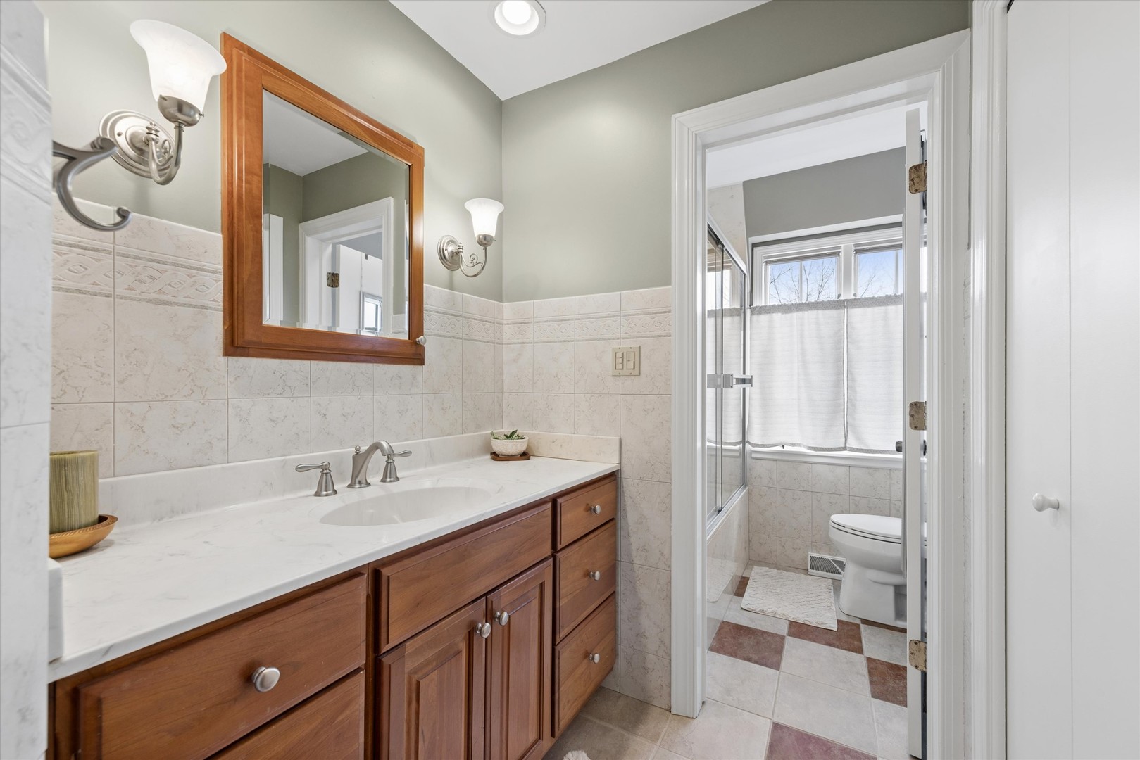 156 Sunset Avenue, Glen Ellyn, IL 60137