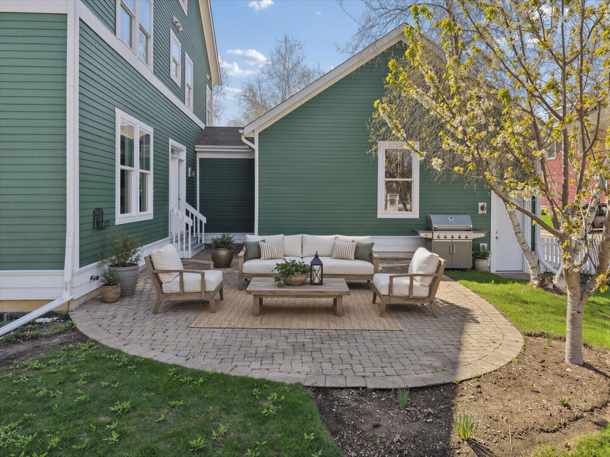 884 Blazing Star Road, Grayslake, IL 60030