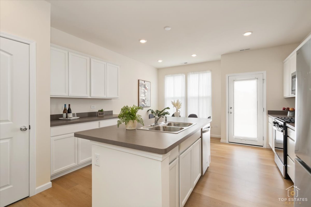 2739 Lawlor Lane, Naperville, IL 60564