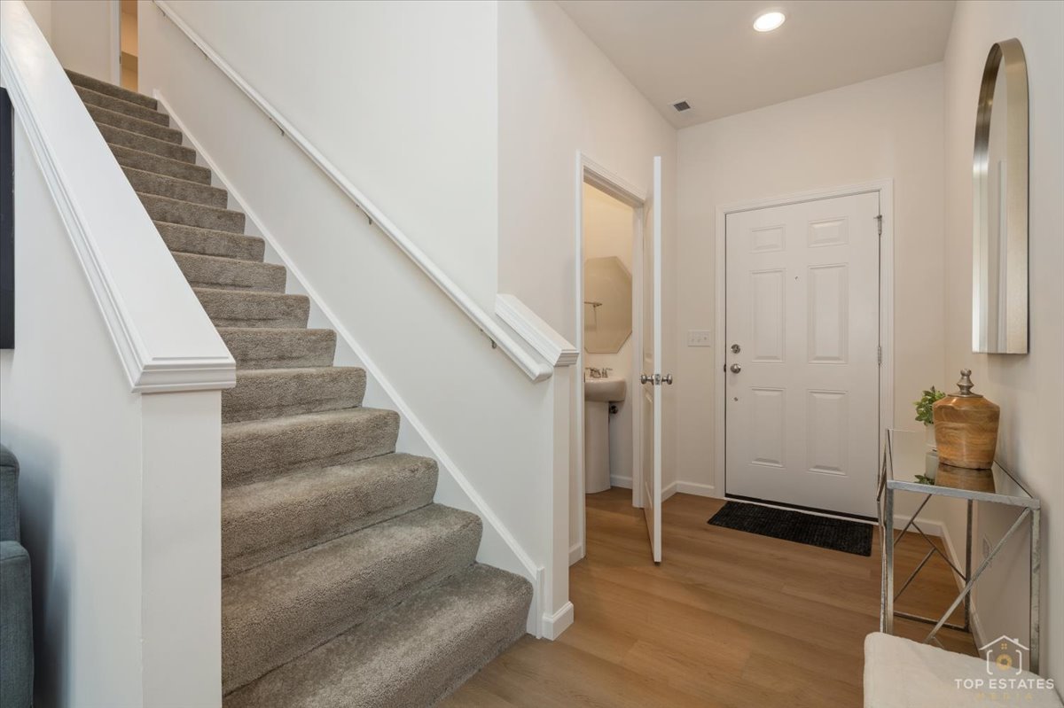 2739 Lawlor Lane, Naperville, IL 60564