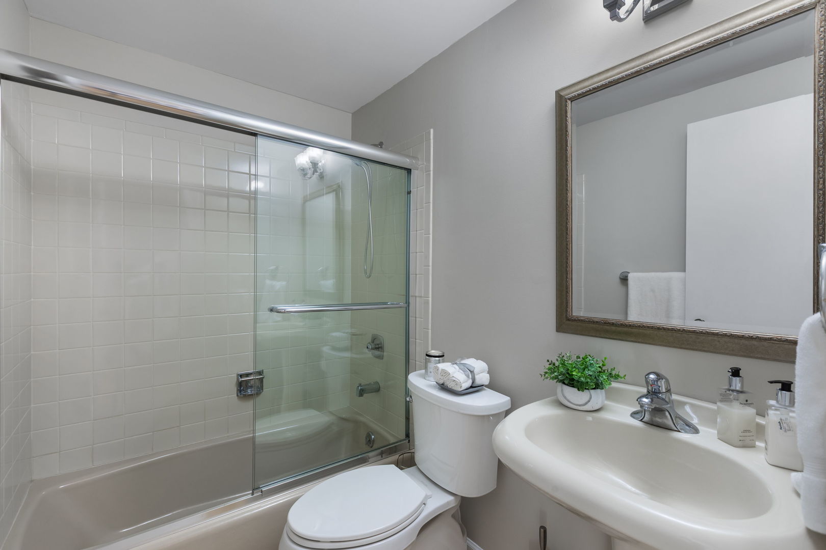 6600 W Wood River Drive #201, Niles, IL 60714