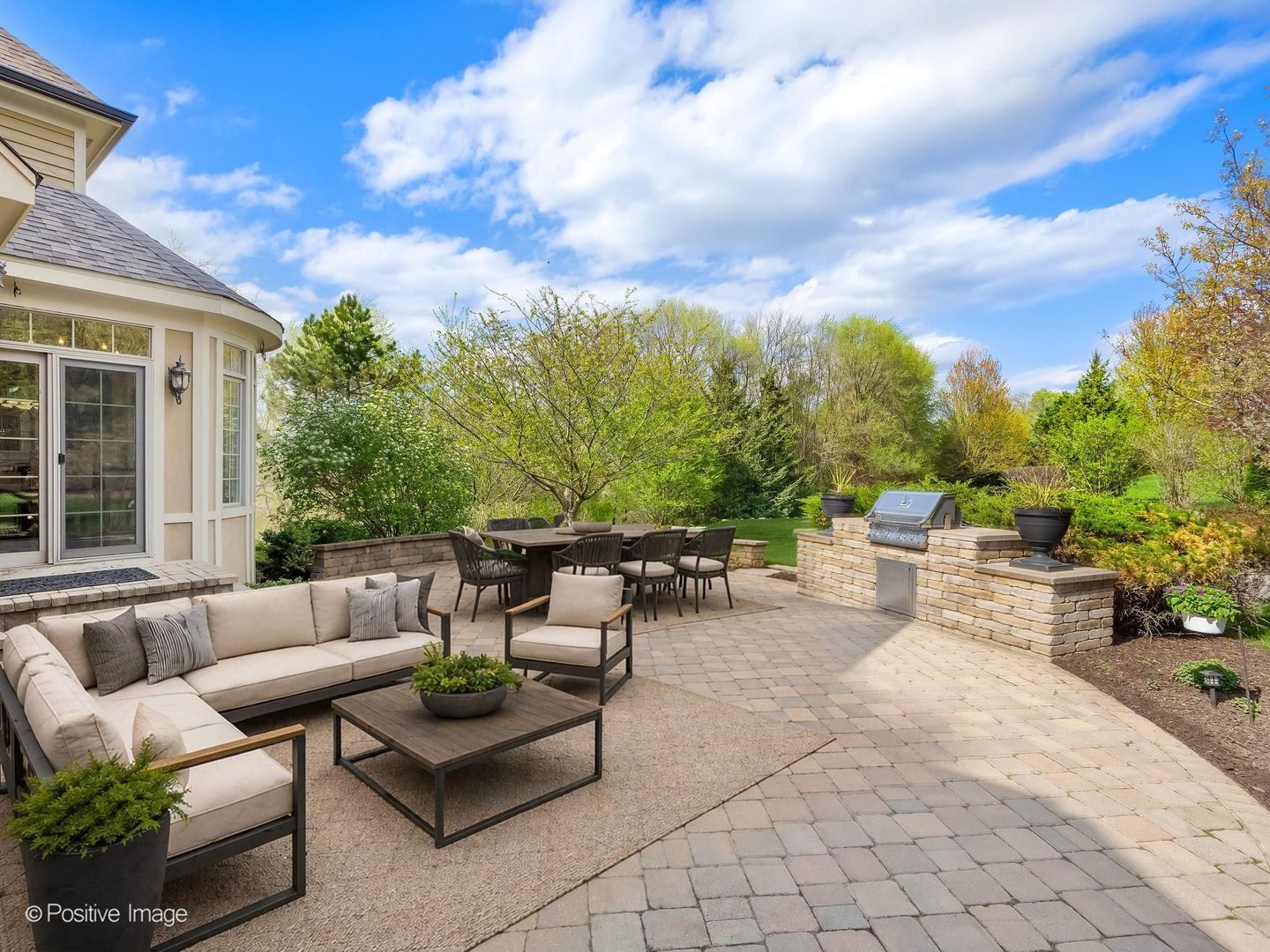 37W220 MISSION HILLS Drive, St. Charles, IL 60175