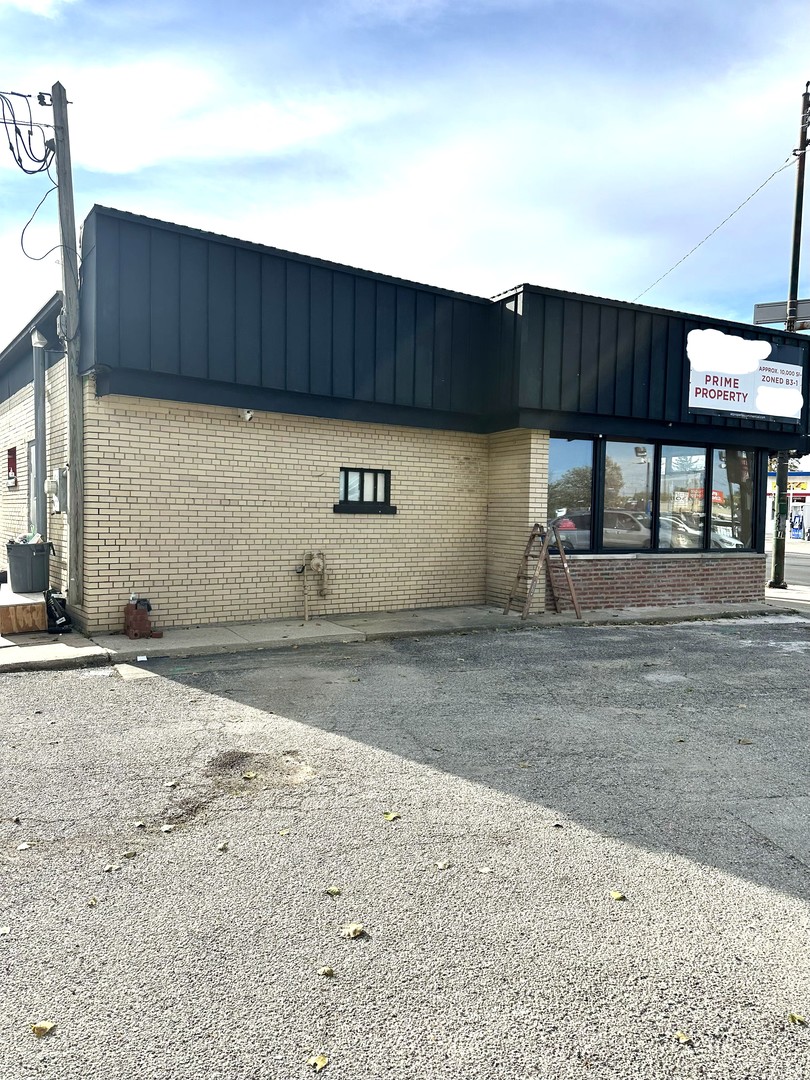 5725 N Northwest Highway, Chicago, IL 60630