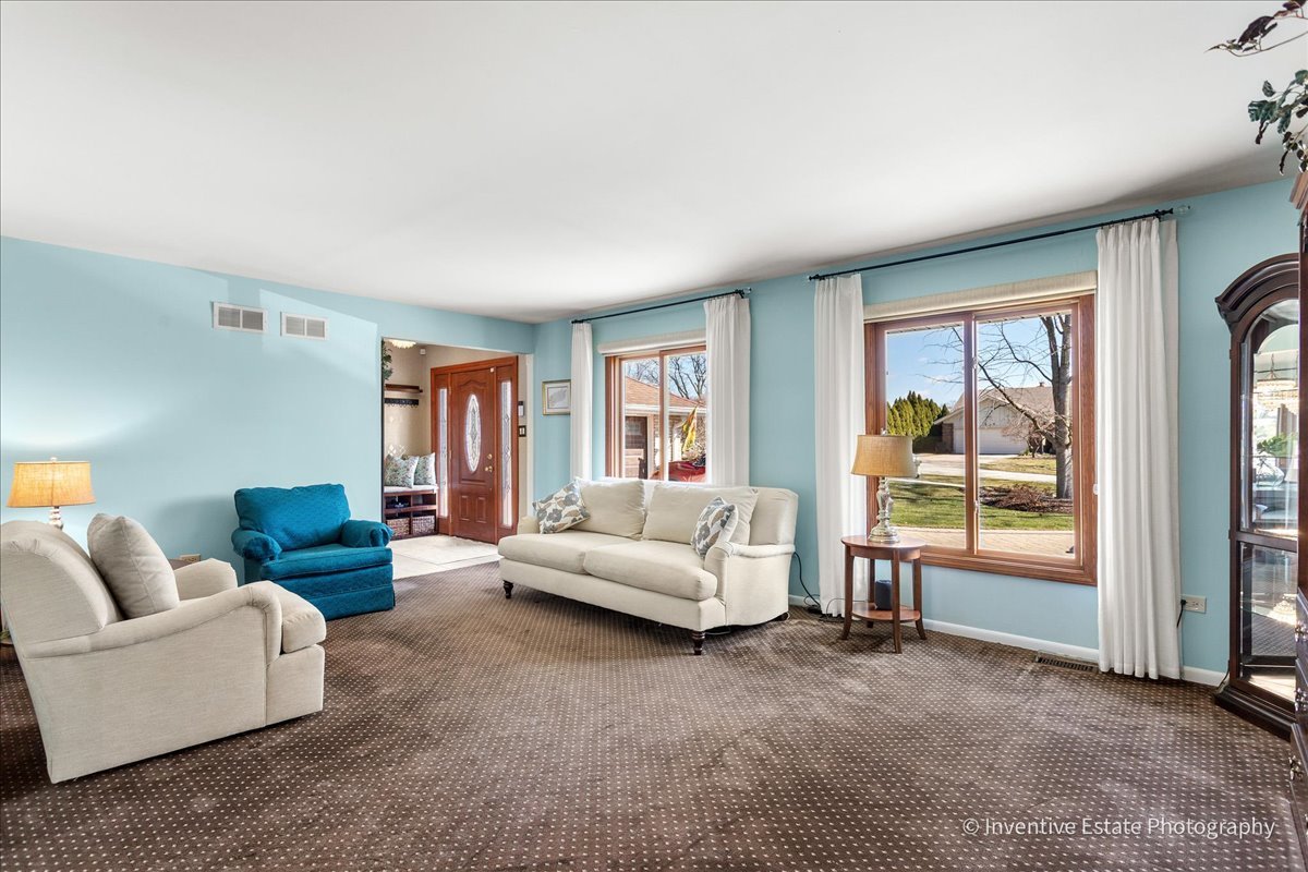 286 Stonegate Road, Clarendon Hills, IL 60514