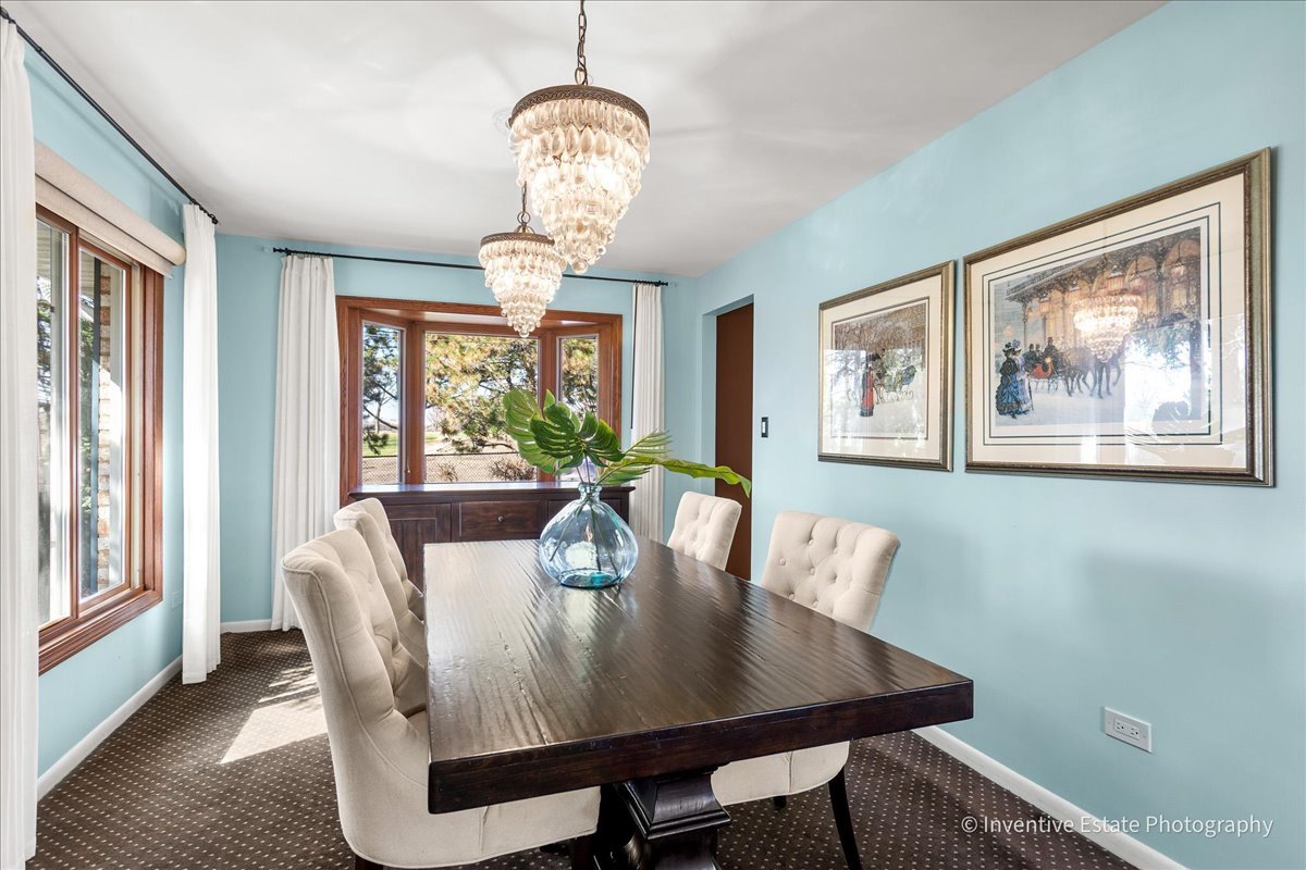 286 Stonegate Road, Clarendon Hills, IL 60514