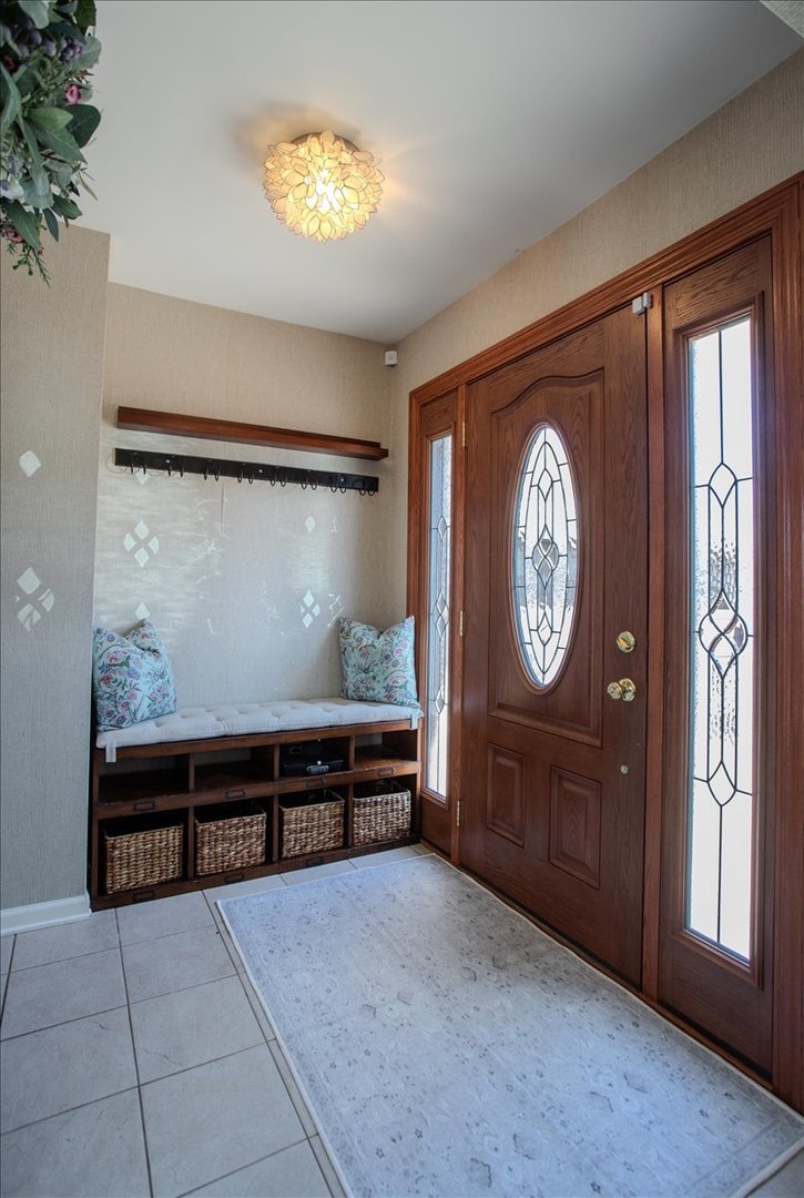 286 Stonegate Road, Clarendon Hills, IL 60514