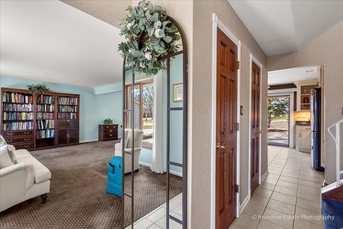 286 Stonegate Road, Clarendon Hills, IL 60514