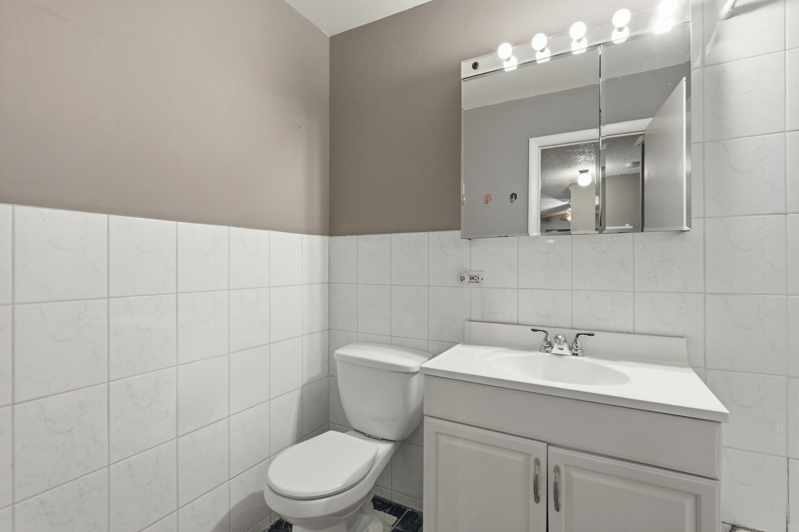 8995 Kennedy Drive #206F, Des Plaines, IL 60016