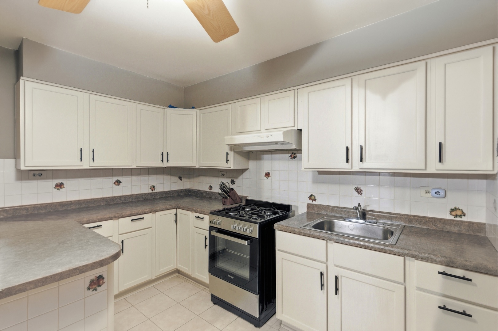 8995 Kennedy Drive #206F, Des Plaines, IL 60016