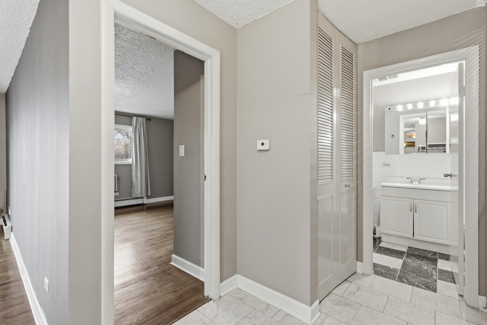 8995 Kennedy Drive #206F, Des Plaines, IL 60016